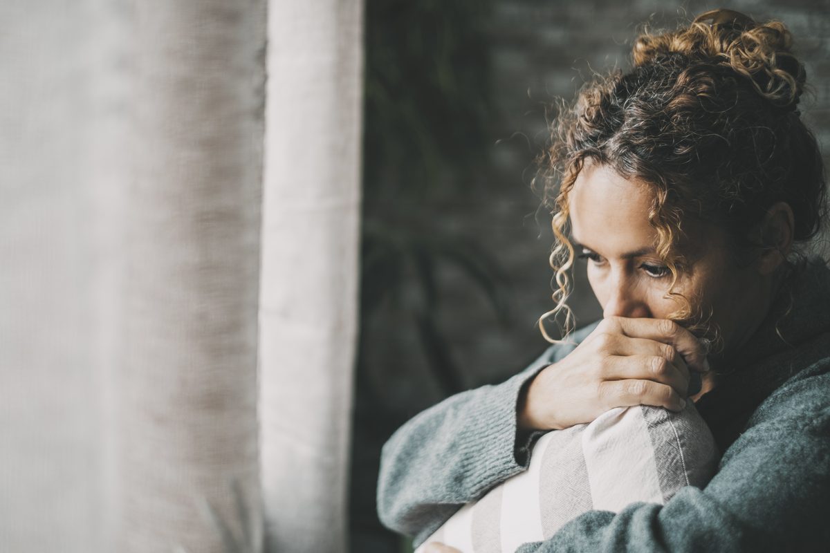 Anxiété et symptômes : femme anxieuse, accompagnement en thérapie à Lausanne